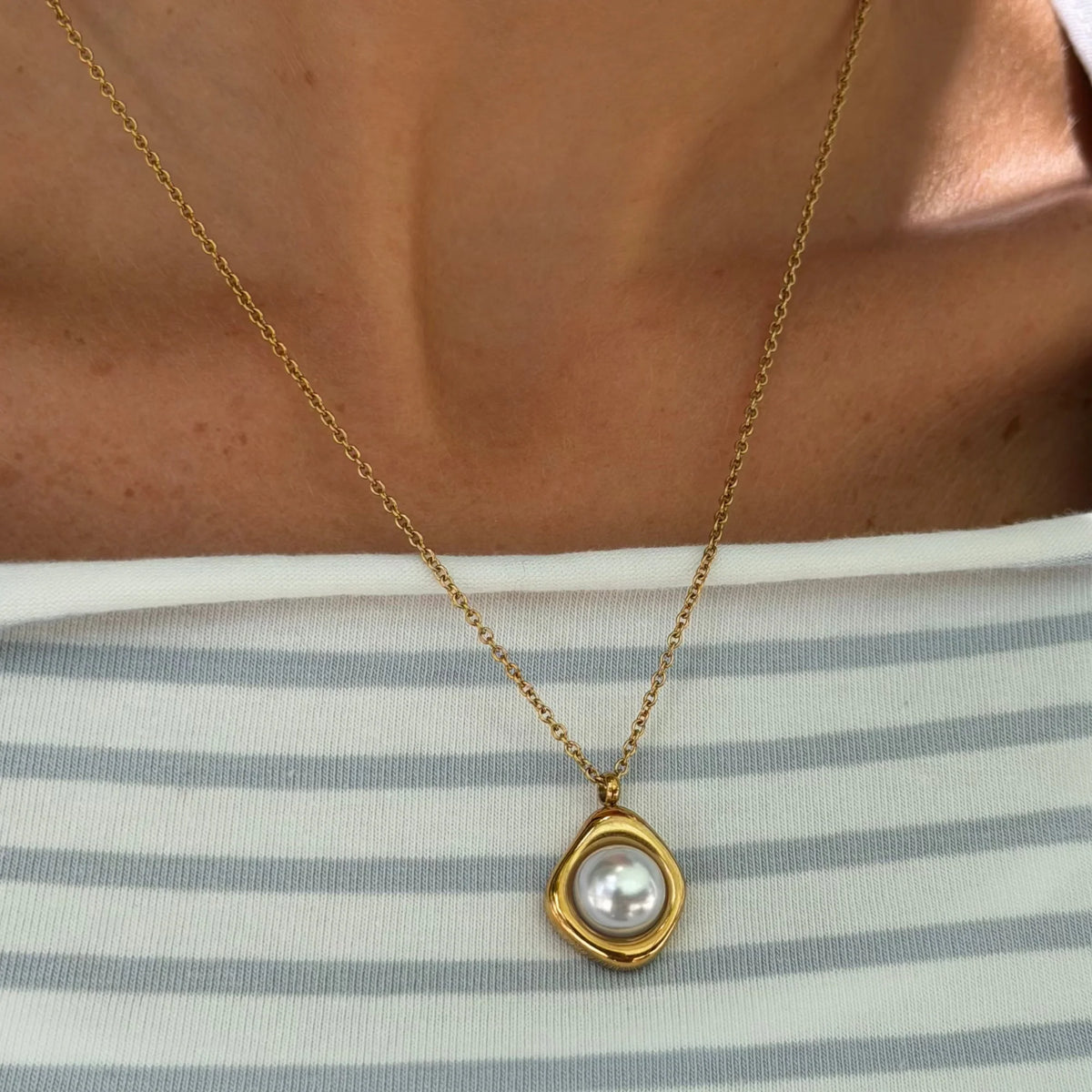 Pretty Pearl Aura Necklace